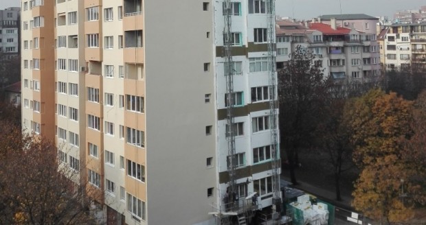 Малко над 41 процента от българите живеят в пренаселени жилищ