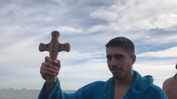 20 годишният Александър Матев спаси Богоявленският кръст символ на здравето и