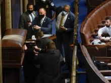 Гневни привърженици на Тръмп щурмуваха сградата на Сената на САЩ, евакуират сенатори, има и ра