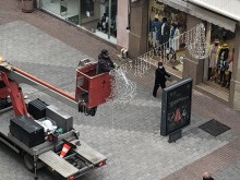 Прибират коледната украса на Пловдив за догодина