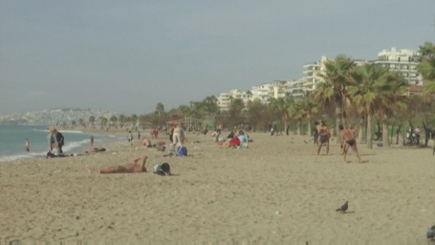 В Гърция стотици отидоха на плаж заради необичайно топлото време