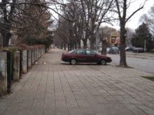Сигнал: Какво прави тази кола на това място?