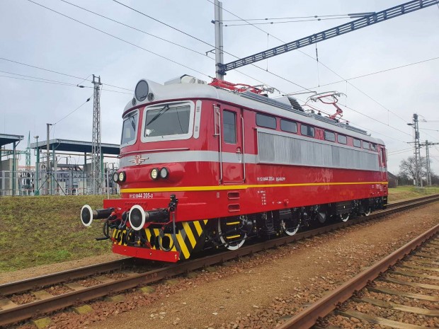 Изцяло обновеният електрически локомотив 44 205 вече обслужва бързи влакове