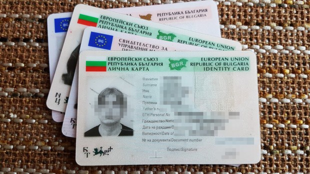 Специални лични карти да получават българите, които са родени в
