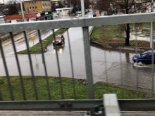 Пловдивчанка чака цял час автобус в дъжда, рейс няма