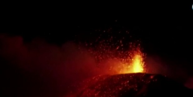 Вулканът Етна на остров Сицилия изригна зрелищно и озари нощното