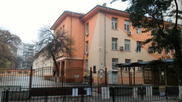 Сложни схеми за връщането на големите ученици в класните стаи