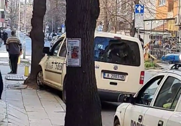 Фейсбук
Таксиметров шофьор помля три автомобила и се заби в дърво