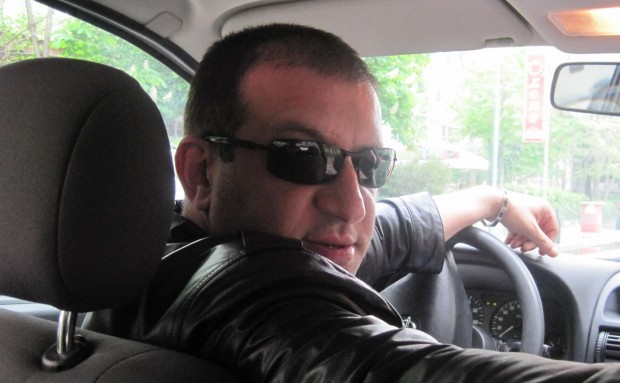 Фейсбук
45-годишният Боян Кабашки е служителят от дирекция Миграция, арестуван за