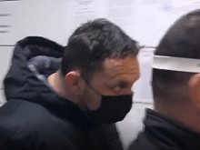 Докараха в съда полицая и останалите обвинени за фалшивите документи