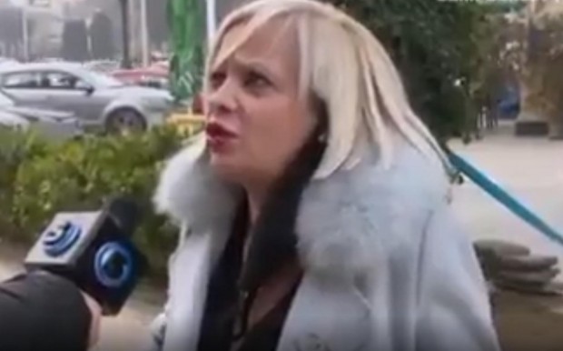 В скеч на македонски телевизионен канал питат случайно минаваща жена