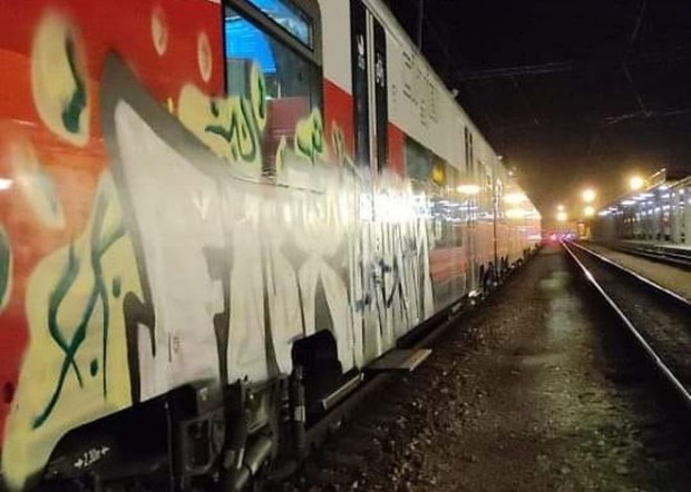 Plovdiv24.bg
Поредната вандалщина на графитаджиите върху влакове, но този път австрийски