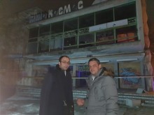 Младежи са разбили вратата на кино "Космос" и са предизвикали пожара