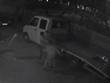 Вижте как цигани млатят жестоко пловдивчанин, след като си поискаха огънче