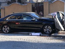 Елегантен "Мерцедес" "обезобрази" кофа за боклук след ПТП в Пловдив
