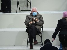 Култовата снимка на Бърни Сандърс с якенцето и ръкавиците събра много пари за благотворителност