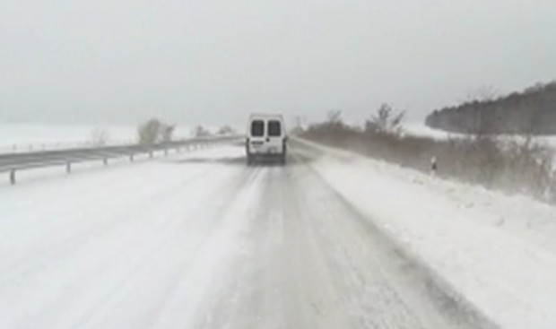 Снежно торнадо се извива в някои участъци на магистрала Тракия