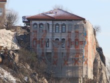 Вдига се мистерията около ремонта на бившето гръцко училище