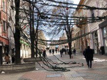 Вятърът събори гирляндите на Главната