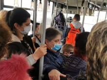 Редно ли е да има толкова много хора в автобус? Кондукторка отговори с 3 думи!