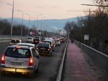 Читател: Превръща ли се в ежедневие тапата по моста на Адата?