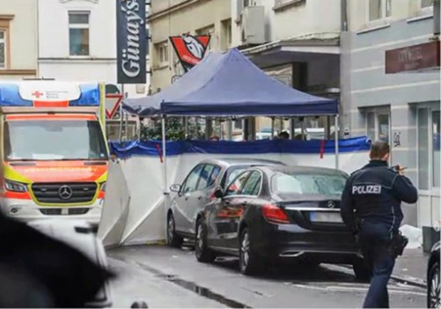 YouTube
Мъж и жена паднаха убити в центъра на Висбаден в