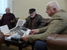 Кметът на Пловдив показа голяма черно-бяла снимка на Лили Иванова и нейния оркестър