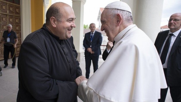 Папа Франциск почти не дава да му се целува ръката