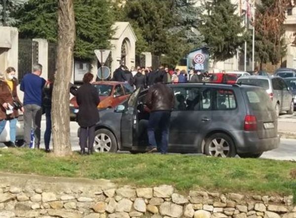 Нова Македония
Опашки се вият пред българското консулство в Битоля съобщава