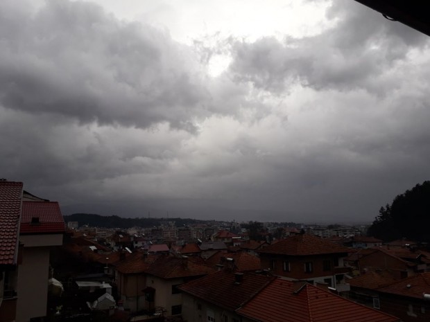 Фейсбук
Силна гръмотевична буря удари Югозападна България в района на Сандански
