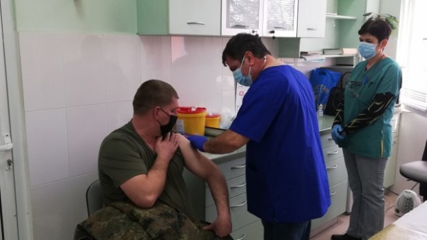 Имунизацията срещу коронавирусната инфекция във военните формирования от Българската армия
