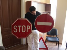 Лидерът в пътностроителната техника поставя знаците из Пловдив