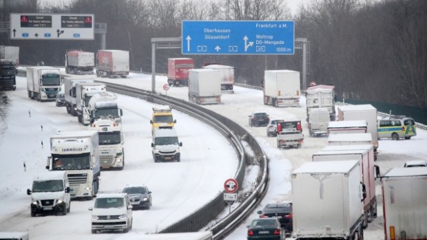 БГНЕС ЕПА
Обилен снеговалеж предизвика значителни нарушения на транспорта в Германия Стотици