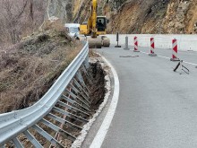 Започва аварийното укрепване на пътя Кричим-Девин след срутването на подпорната стена