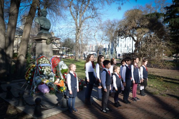 Венци и цветя пред паметника на Граф Игнатиев до сградата