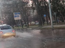 Част от бул. "Васил Априлов" под вода! Очевидци: Дори асфалтът е нацепен и надигнат!