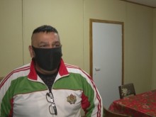 Треньор на шампиони и семейството му спят на пода в залата за тренировки