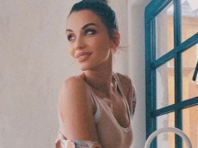 Красивата Диляна Попова сияе с ледена вода
