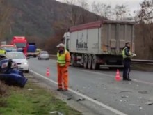 Автомобил се удари в ТИР на главния път София - Кулата
