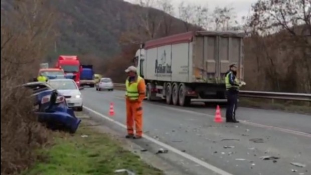 bTV
Лек автомобил се удари в ТИР на главния път София