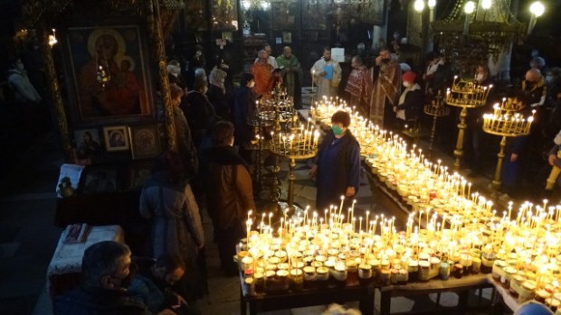 БГНЕС
Огнен кръст от стотици запалени свещи върху бурканчета с мед