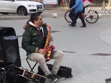 Чудни звуци се леят в центъра на Варна! Музикантът: Преживяваме трудно, но честно!