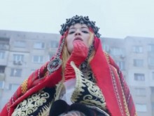 Новият клип на Рита Ора: Панелни блокове в Перник и кадри от Бузлуджа