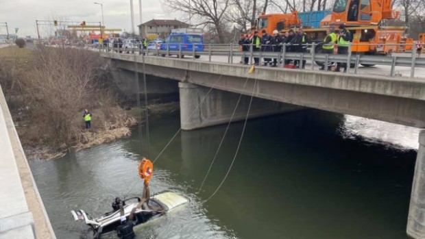 bTV
Кола е паднала в река Искър от мост на Ботевградско