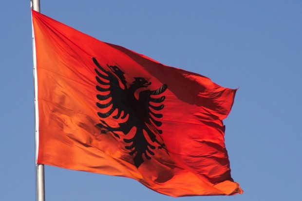 Младежи от албанската опозиция в Северна Македония изгориха учебник по