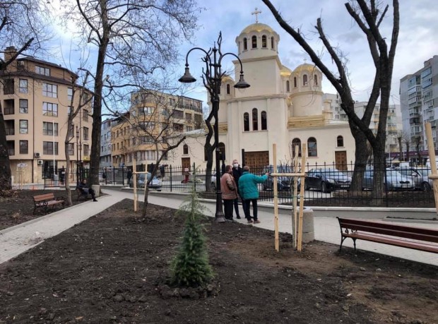 Фейсбук
Приключва оформянето на пространството около най-новия православен храм във Варна
