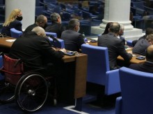 Нов депутат в инвалидна количка не успя да положи клетва от трибуната на залата за 40 милиона