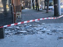 Ураганът събори част от фасадата на "Виктория Груп"