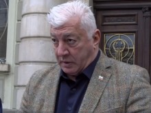 От 15 души, обслужващи кмета, поне един да знае разликата между антрефиле и контра филе