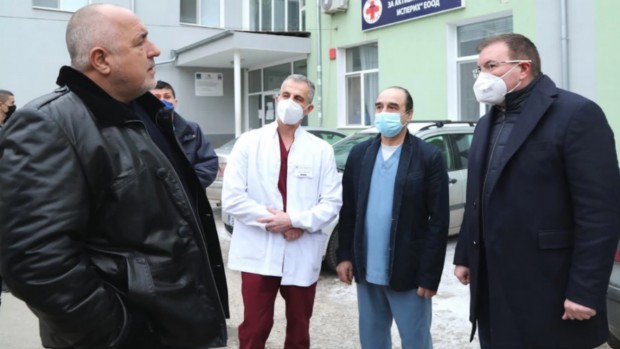 Премиерът изненада с неделна инспекция в болницата в Исперих и